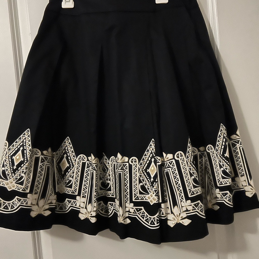 Print short skirt. Pleated and lines